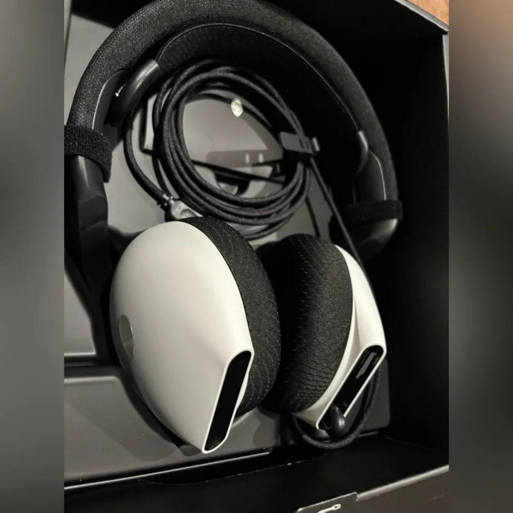 Alienware 520H Wired Headset - Black and White